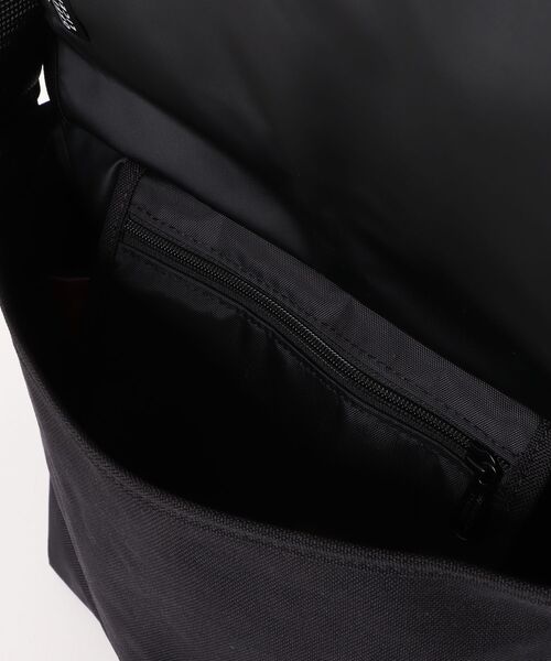 Manhattan Portage（マンハッタンポーテージ）の「Nylon Messenger Bag JR (SM) FZP LVL MTA（メッセンジャーバッグ・メンズ・ブラック・SMALL）」の3枚目の写真