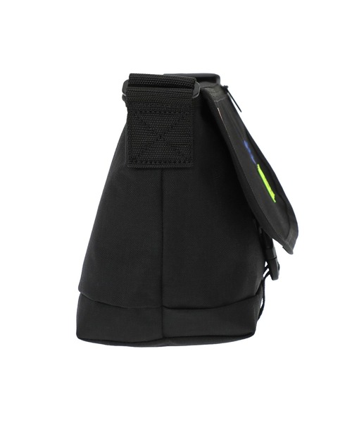 Manhattan Portage（マンハッタンポーテージ）の「Nylon Messenger Bag JR (SM) FZP LVL MTA（メッセンジャーバッグ・メンズ・ブラック・SMALL）」の5枚目の写真