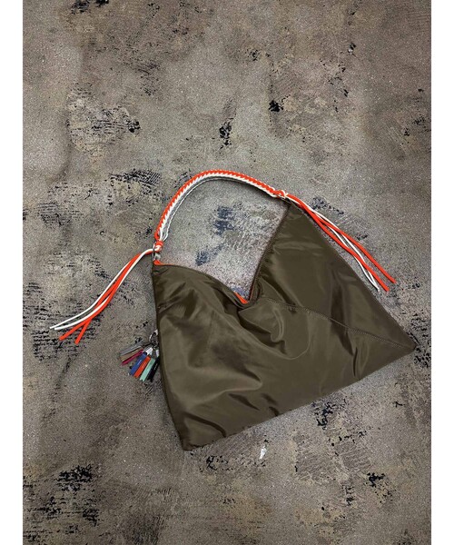 Cheek(チーク)の「【cheek/チーク】ネオンハンドルトライアングルショルダー/C26002/ショルダーバッグ/ユニセックス(ショルダーバッグ・メンズ・ブラック/グレー/キャメル・フリー)」の3枚目の写真