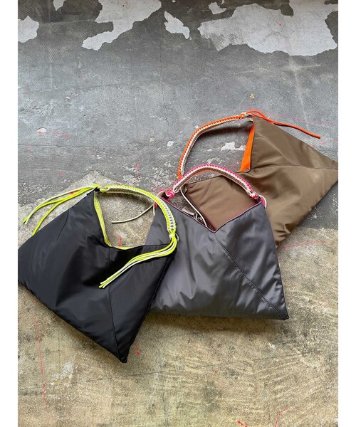 Cheek(チーク)の「【cheek/チーク】ネオンハンドルトライアングルショルダー/C26002/ショルダーバッグ/ユニセックス(ショルダーバッグ・メンズ・ブラック/グレー/キャメル・フリー)」の9枚目の写真