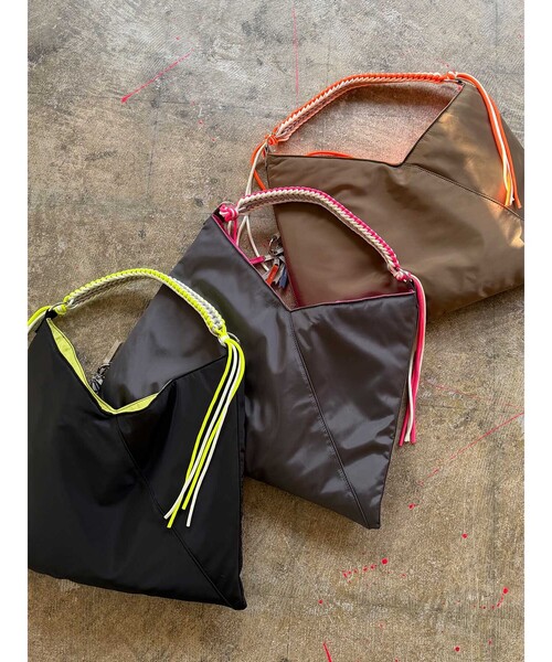 Cheek(チーク)の「【cheek/チーク】ネオンハンドルトライアングルショルダー/C26002/ショルダーバッグ/ユニセックス(ショルダーバッグ・メンズ・ブラック/グレー/キャメル・フリー)」の8枚目の写真