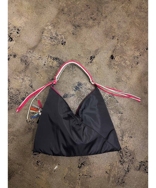 Cheek(チーク)の「【cheek/チーク】ネオンハンドルトライアングルショルダー/C26002/ショルダーバッグ/ユニセックス(ショルダーバッグ・メンズ・ブラック/グレー/キャメル・フリー)」の7枚目の写真