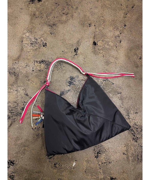 Cheek(チーク)の「【cheek/チーク】ネオンハンドルトライアングルショルダー/C26002/ショルダーバッグ/ユニセックス(ショルダーバッグ・メンズ・ブラック/グレー/キャメル・フリー)」の6枚目の写真