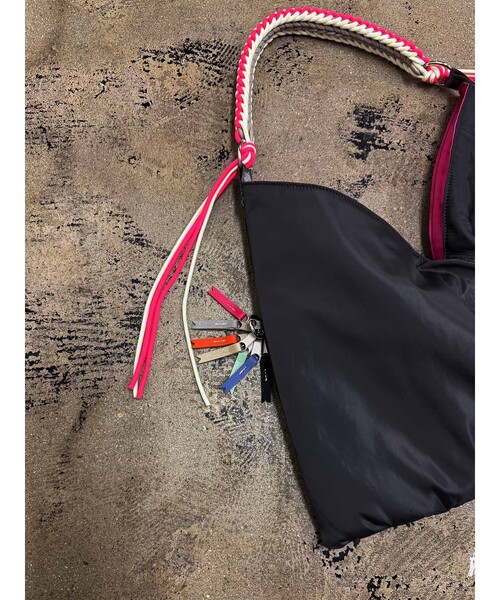 Cheek(チーク)の「【cheek/チーク】ネオンハンドルトライアングルショルダー/C26002/ショルダーバッグ/ユニセックス(ショルダーバッグ・メンズ・ブラック/グレー/キャメル・フリー)」の5枚目の写真