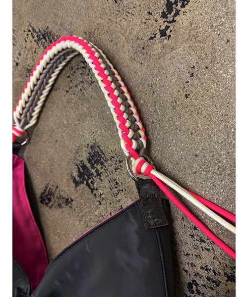 Cheek(チーク)の「【cheek/チーク】ネオンハンドルトライアングルショルダー/C26002/ショルダーバッグ/ユニセックス(ショルダーバッグ・メンズ・ブラック/グレー/キャメル・フリー)」の4枚目の写真