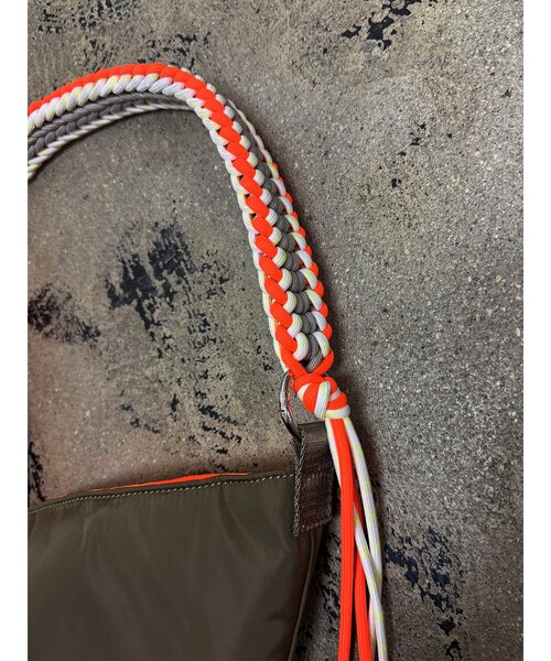 Cheek(チーク)の「【cheek/チーク】ネオンハンドルトライアングルショルダー/C26002/ショルダーバッグ/ユニセックス(ショルダーバッグ・メンズ・ブラック/グレー/キャメル・フリー)」の21枚目の写真