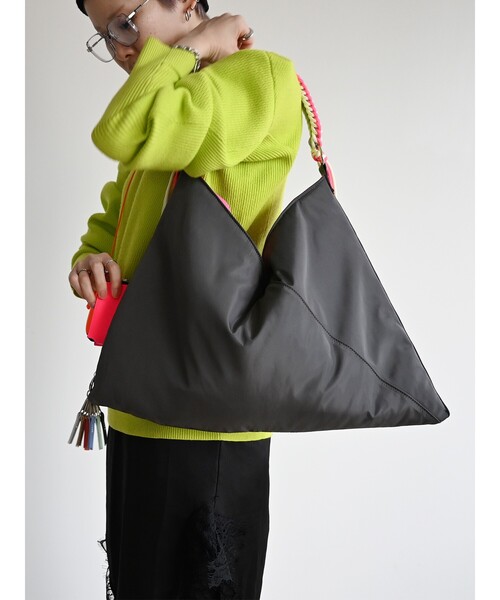 Cheek(チーク)の「【cheek/チーク】ネオンハンドルトライアングルショルダー/C26002/ショルダーバッグ/ユニセックス(ショルダーバッグ・メンズ・ブラック/グレー/キャメル・フリー)」の21枚目の写真
