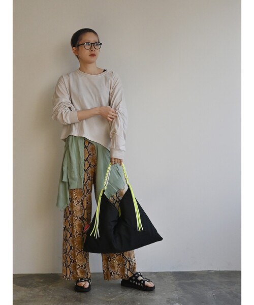 Cheek(チーク)の「【cheek/チーク】ネオンハンドルトライアングルショルダー/C26002/ショルダーバッグ/ユニセックス(ショルダーバッグ・メンズ・ブラック/グレー/キャメル・フリー)」の20枚目の写真