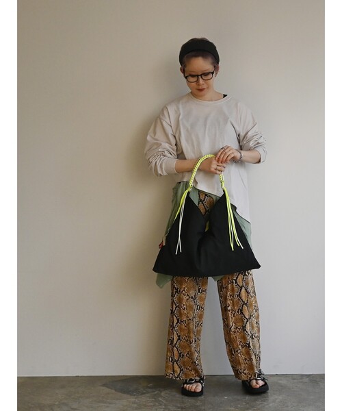 Cheek(チーク)の「【cheek/チーク】ネオンハンドルトライアングルショルダー/C26002/ショルダーバッグ/ユニセックス(ショルダーバッグ・メンズ・ブラック/グレー/キャメル・フリー)」の19枚目の写真