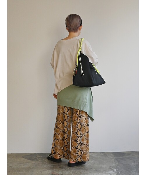 Cheek(チーク)の「【cheek/チーク】ネオンハンドルトライアングルショルダー/C26002/ショルダーバッグ/ユニセックス(ショルダーバッグ・メンズ・ブラック/グレー/キャメル・フリー)」の18枚目の写真