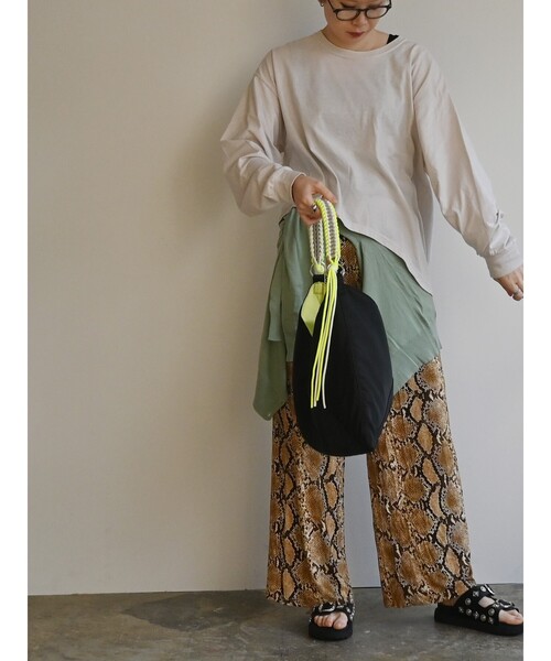 Cheek(チーク)の「【cheek/チーク】ネオンハンドルトライアングルショルダー/C26002/ショルダーバッグ/ユニセックス(ショルダーバッグ・メンズ・ブラック/グレー/キャメル・フリー)」の17枚目の写真