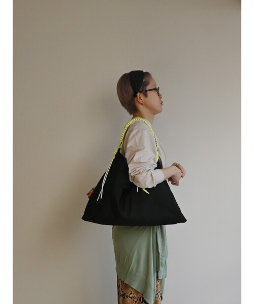 Cheek(チーク)の「【cheek/チーク】ネオンハンドルトライアングルショルダー/C26002/ショルダーバッグ/ユニセックス(ショルダーバッグ・メンズ・ブラック/グレー/キャメル・フリー)」の16枚目の写真