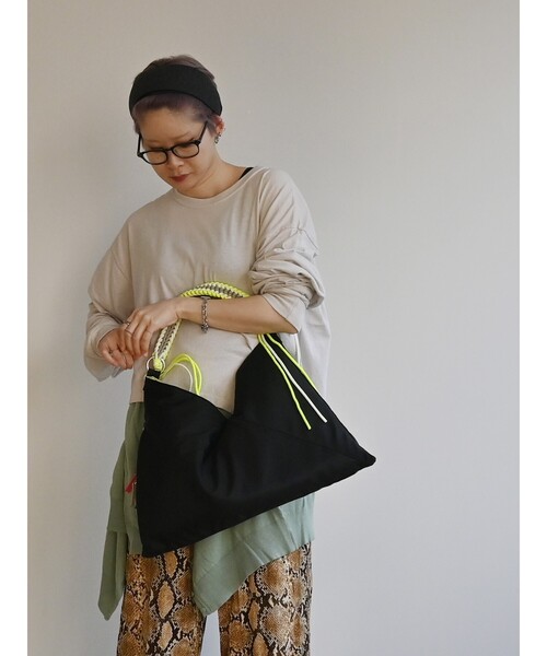 Cheek(チーク)の「【cheek/チーク】ネオンハンドルトライアングルショルダー/C26002/ショルダーバッグ/ユニセックス(ショルダーバッグ・メンズ・ブラック/グレー/キャメル・フリー)」の15枚目の写真