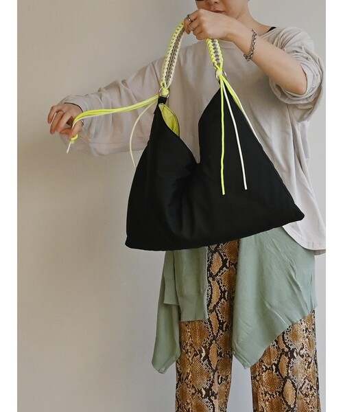 Cheek(チーク)の「【cheek/チーク】ネオンハンドルトライアングルショルダー/C26002/ショルダーバッグ/ユニセックス(ショルダーバッグ・メンズ・ブラック/グレー/キャメル・フリー)」の14枚目の写真