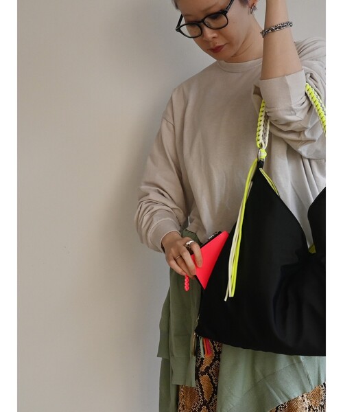 Cheek(チーク)の「【cheek/チーク】ネオンハンドルトライアングルショルダー/C26002/ショルダーバッグ/ユニセックス(ショルダーバッグ・メンズ・ブラック/グレー/キャメル・フリー)」の13枚目の写真