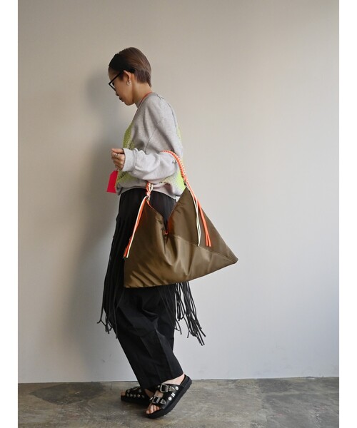 Cheek(チーク)の「【cheek/チーク】ネオンハンドルトライアングルショルダー/C26002/ショルダーバッグ/ユニセックス(ショルダーバッグ・メンズ・ブラック/グレー/キャメル・フリー)」の12枚目の写真