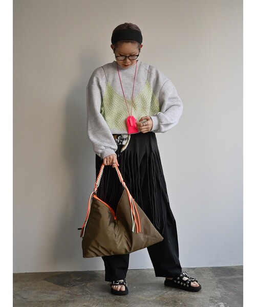 Cheek(チーク)の「【cheek/チーク】ネオンハンドルトライアングルショルダー/C26002/ショルダーバッグ/ユニセックス(ショルダーバッグ・メンズ・ブラック/グレー/キャメル・フリー)」の9枚目の写真