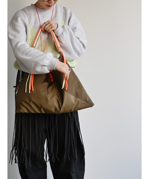 Cheek(チーク)の「【cheek/チーク】ネオンハンドルトライアングルショルダー/C26002/ショルダーバッグ/ユニセックス(ショルダーバッグ・メンズ・ブラック/グレー/キャメル・フリー)」の7枚目の写真