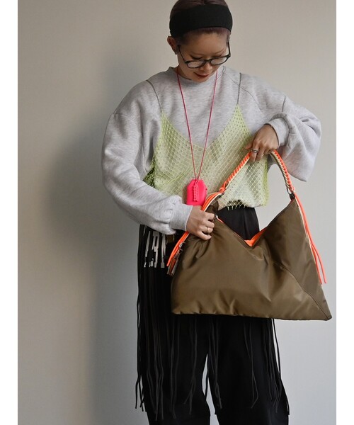 Cheek(チーク)の「【cheek/チーク】ネオンハンドルトライアングルショルダー/C26002/ショルダーバッグ/ユニセックス(ショルダーバッグ・メンズ・ブラック/グレー/キャメル・フリー)」の6枚目の写真