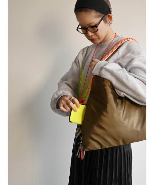 Cheek(チーク)の「【cheek/チーク】ネオンハンドルトライアングルショルダー/C26002/ショルダーバッグ/ユニセックス(ショルダーバッグ・メンズ・ブラック/グレー/キャメル・フリー)」の5枚目の写真