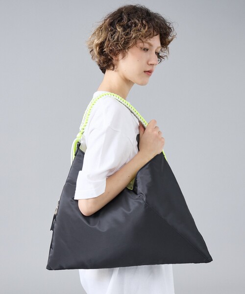 Cheek(チーク)の「【cheek/チーク】ネオンハンドルトライアングルショルダー/C26002/ショルダーバッグ/ユニセックス(ショルダーバッグ・メンズ・ブラック/グレー/キャメル・フリー)」の1枚目の写真