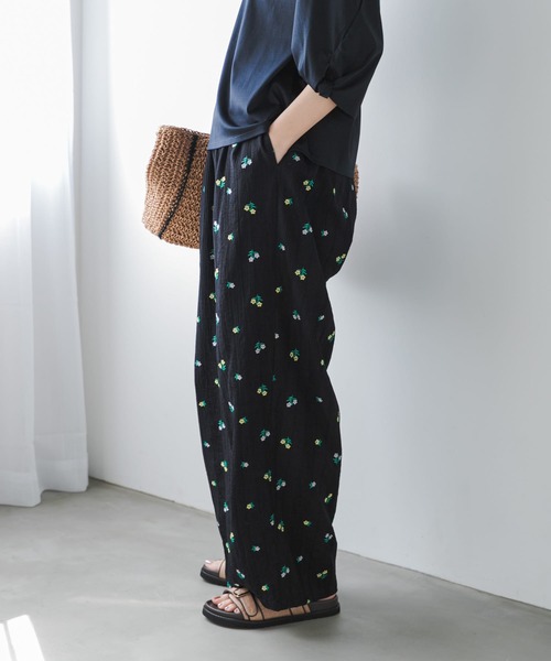 URBAN RESEARCH DOORS（アーバンリサーチドアーズ）の「フラワー刺繍イージーパンツ（その他パンツ・レディース・ネイビー/ブラック・FREE）」の14枚目の写真