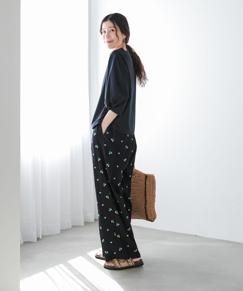 URBAN RESEARCH DOORS（アーバンリサーチドアーズ）の「フラワー刺繍イージーパンツ（その他パンツ・レディース・ネイビー/ブラック・FREE）」の17枚目の写真