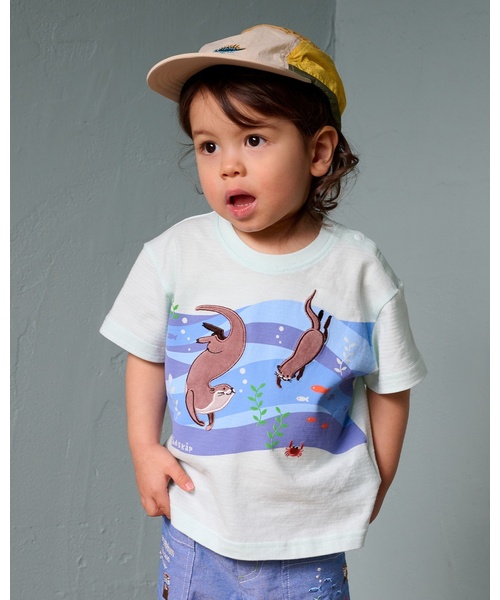 kladskap(クレードスコープ)の「カワウソ半袖Tシャツ(Tシャツ/カットソー・キッズ・サックスブルー・100cm/110cm/120cm/90cm)」の1枚目の写真