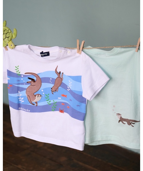 kladskap(クレードスコープ)の「カワウソ半袖Tシャツ(Tシャツ/カットソー・キッズ・サックスブルー・100cm/110cm/120cm/90cm)」の2枚目の写真