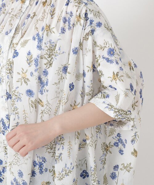 one'sterrace(ワンズテラス)の「ボイルプリントギャザー5分袖ワイドブラウス(シャツ/ブラウス・レディース・ネイビー系5/パープル系2/オレンジ系その他5・02)」の9枚目の写真
