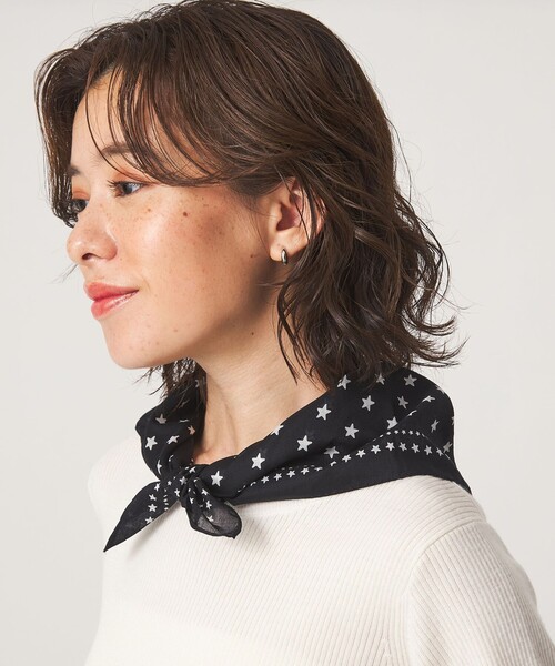 To b. by agnes b.(トゥービーバイアニエスベー)の「<To b. by agnes b.コラボ>ビッグスカーフ(バンダナ/スカーフ・レディース・ワインレッド/ブラック・FREE)」の4枚目の写真