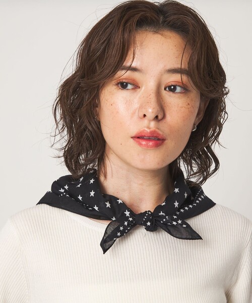 To b. by agnes b.(トゥービーバイアニエスベー)の「<To b. by agnes b.コラボ>ビッグスカーフ(バンダナ/スカーフ・レディース・ワインレッド/ブラック・FREE)」の5枚目の写真