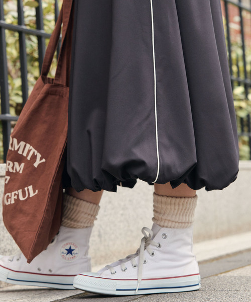 CONVERSE(コンバース)の「CONVERSE / コンバース ロゴ刺繍 ストレッチ パイピングライン バルーンスカート(スカート・レディース・ブラック/ネイビー・M)」の4枚目の写真