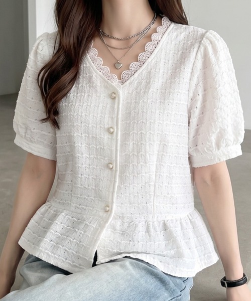 umune(ウムネ)の「ペプラムブラウス スカラップ レース Vネック 半袖 パフスリーブ トップス フェミニン 大人可愛い きれいめ 涼しい 春夏(シャツ/ブラウス・レディース・オフホワイト/ピンク/ライトブルー・FREE)」の2枚目の写真