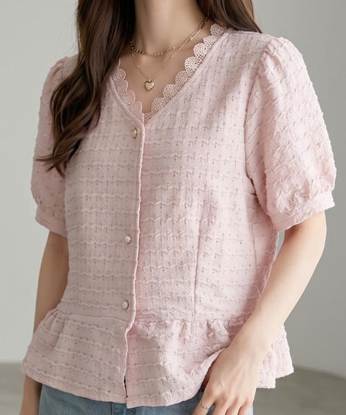umune(ウムネ)の「ペプラムブラウス スカラップ レース Vネック 半袖 パフスリーブ トップス フェミニン 大人可愛い きれいめ 涼しい 春夏(シャツ/ブラウス・レディース・オフホワイト/ピンク/ライトブルー・FREE)」の3枚目の写真