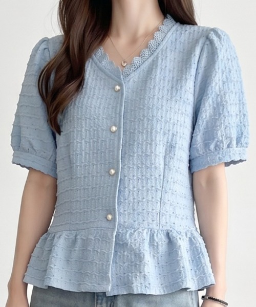 umune(ウムネ)の「ペプラムブラウス スカラップ レース Vネック 半袖 パフスリーブ トップス フェミニン 大人可愛い きれいめ 涼しい 春夏(シャツ/ブラウス・レディース・オフホワイト/ピンク/ライトブルー・FREE)」の1枚目の写真