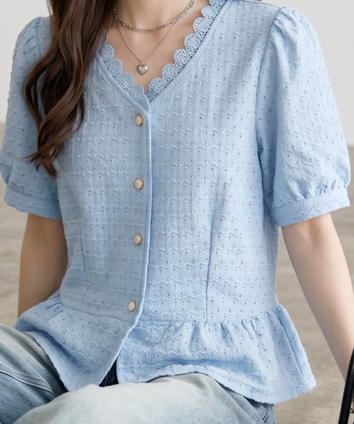 umune(ウムネ)の「ペプラムブラウス スカラップ レース Vネック 半袖 パフスリーブ トップス フェミニン 大人可愛い きれいめ 涼しい 春夏(シャツ/ブラウス・レディース・オフホワイト/ピンク/ライトブルー・FREE)」の9枚目の写真