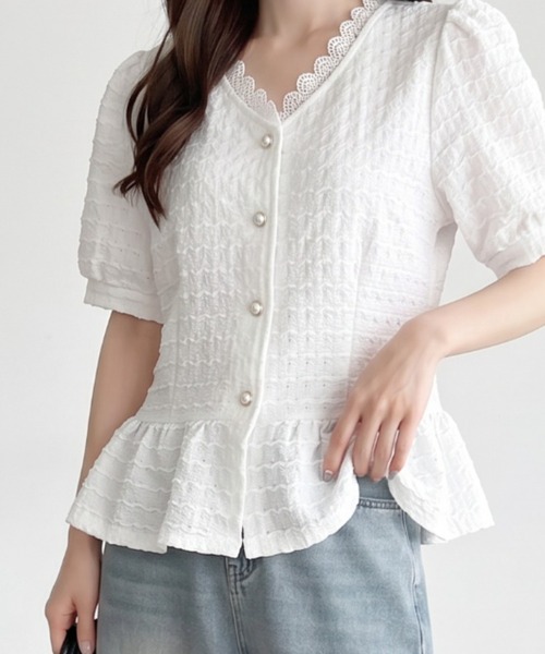 umune(ウムネ)の「ペプラムブラウス スカラップ レース Vネック 半袖 パフスリーブ トップス フェミニン 大人可愛い きれいめ 涼しい 春夏(シャツ/ブラウス・レディース・オフホワイト/ピンク/ライトブルー・FREE)」の12枚目の写真