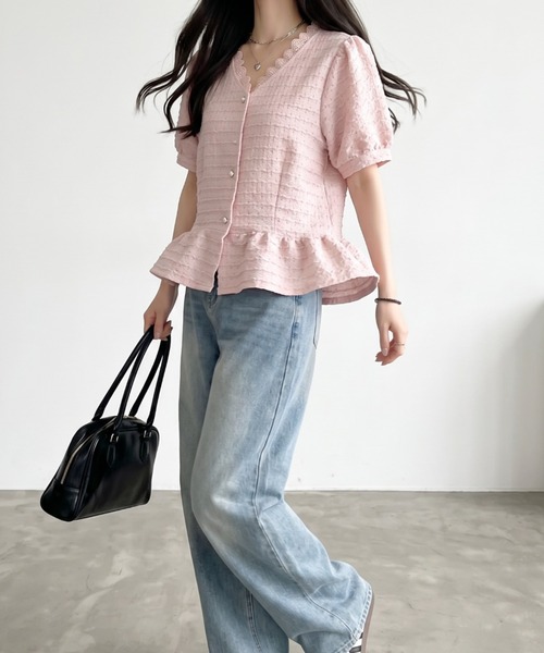 umune(ウムネ)の「ペプラムブラウス スカラップ レース Vネック 半袖 パフスリーブ トップス フェミニン 大人可愛い きれいめ 涼しい 春夏(シャツ/ブラウス・レディース・オフホワイト/ピンク/ライトブルー・FREE)」の4枚目の写真