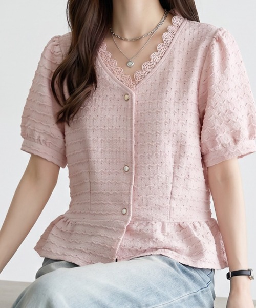 umune(ウムネ)の「ペプラムブラウス スカラップ レース Vネック 半袖 パフスリーブ トップス フェミニン 大人可愛い きれいめ 涼しい 春夏(シャツ/ブラウス・レディース・オフホワイト/ピンク/ライトブルー・FREE)」の5枚目の写真