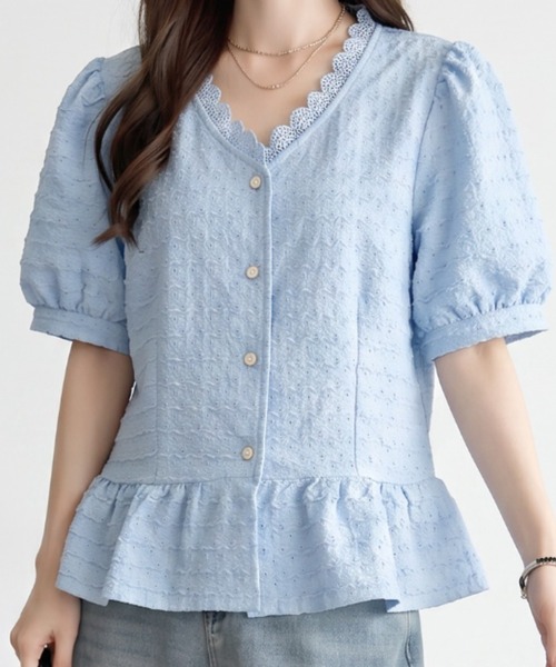 umune(ウムネ)の「ペプラムブラウス スカラップ レース Vネック 半袖 パフスリーブ トップス フェミニン 大人可愛い きれいめ 涼しい 春夏(シャツ/ブラウス・レディース・オフホワイト/ピンク/ライトブルー・FREE)」の7枚目の写真