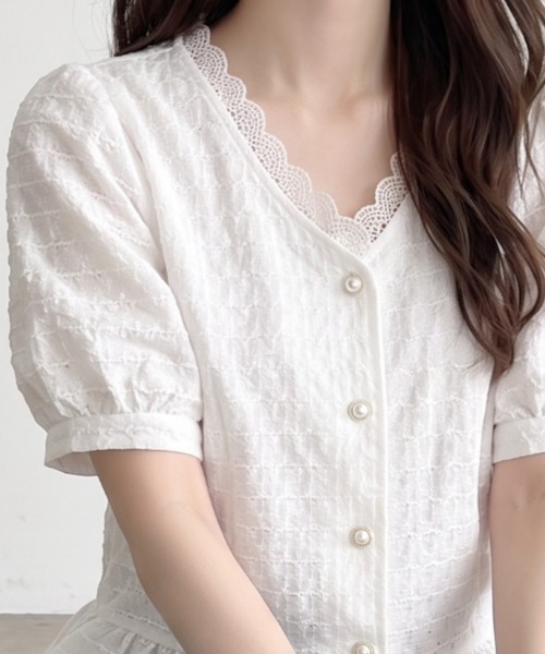 umune(ウムネ)の「ペプラムブラウス スカラップ レース Vネック 半袖 パフスリーブ トップス フェミニン 大人可愛い きれいめ 涼しい 春夏(シャツ/ブラウス・レディース・オフホワイト/ピンク/ライトブルー・FREE)」の18枚目の写真