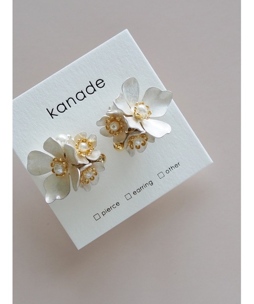 tone(トーン)の「【kanade】白銀ブーケピアス(MA)(ピアス(両耳用)・レディース・ホワイト・FREE)」の3枚目の写真