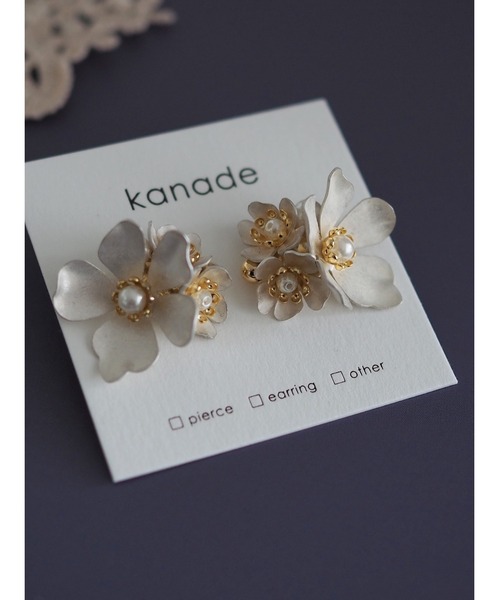 tone(トーン)の「【kanade】白銀ブーケピアス(MA)(ピアス(両耳用)・レディース・ホワイト・FREE)」の5枚目の写真