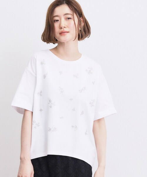 grove（グローブ）の「フラワーモチーフスパンコールTシャツ（Tシャツ/カットソー・レディース・オフホワイト/ブラック/サンドベージュ・02/03/01/04/05）」の2枚目の写真