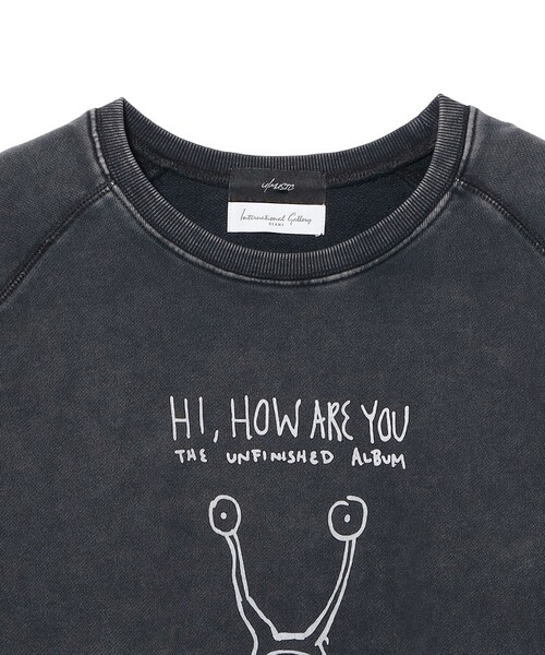 International Gallery BEAMS（インターナショナルギャラリービームス）の「【別注】U/MUSIC × IG / DANIEL JOHNSTON HI,HOW ARE YOU グラフィック スウェット（スウェット・メンズ・ブラック・SMALL/MEDIUM/LARGE）」の2枚目の写真