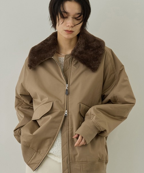 SALON adam et rope'(サロン アダム エ ロペ)の「FURLO DOWN 2WAYフライトジャケット / ファーロダウン(ダウンジャケット/コート・レディース・ベージュ/ブラック・FREE)」の2枚目の写真
