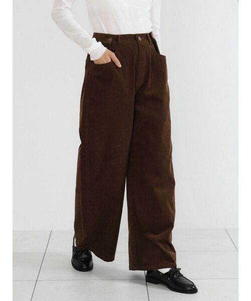 FIKA.(フィーカ)の「Tuck corduroy wide pants(その他パンツ・レディース・ダークブラウン/ベージュ/ネイビー・MEDIUM)」の5枚目の写真