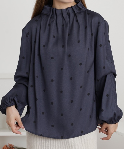 EGLANTINE（エグランティーヌ）の「EGLANTINE タックネックドット柄ブラウス 長袖（シャツ/ブラウス・レディース・ブラック/ベージュ/チャコールグレー・38）」の3枚目の写真