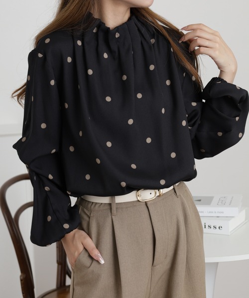 EGLANTINE（エグランティーヌ）の「EGLANTINE タックネックドット柄ブラウス 長袖（シャツ/ブラウス・レディース・ブラック/ベージュ/チャコールグレー・38）」の2枚目の写真